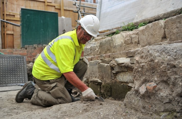 Ο Cliff Bateman στο σημείο των ανασκαφών. Φωτογραφία:punchline-gloucester.com