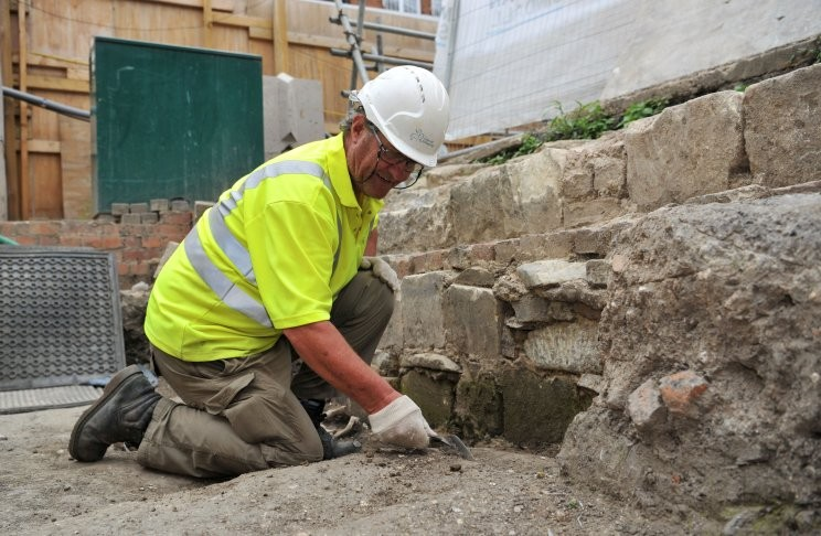 Ο Cliff Bateman στο σημείο των ανασκαφών. Φωτογραφία:punchline-gloucester.com