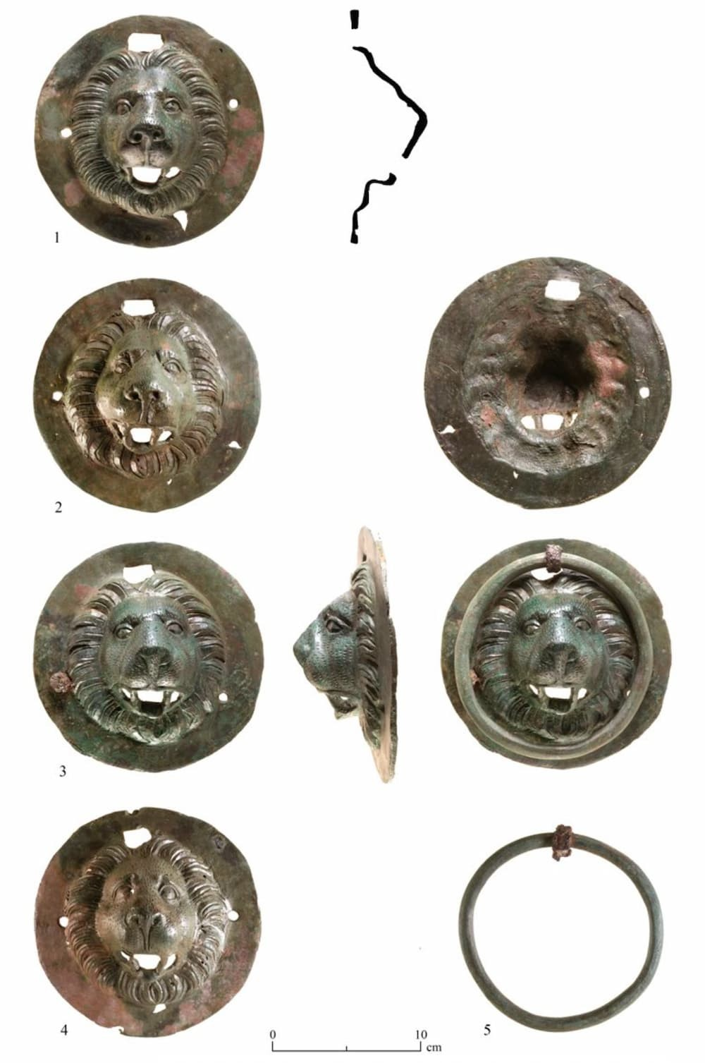 Οι τέσσερις χάλκινες λαβές με κεφαλές λεόντων από το Khirbat Ibreika. Φωτογραφία: D. Gazit; σκίτσο: A. Gyerman Levanon; plate: Y. Gumenny