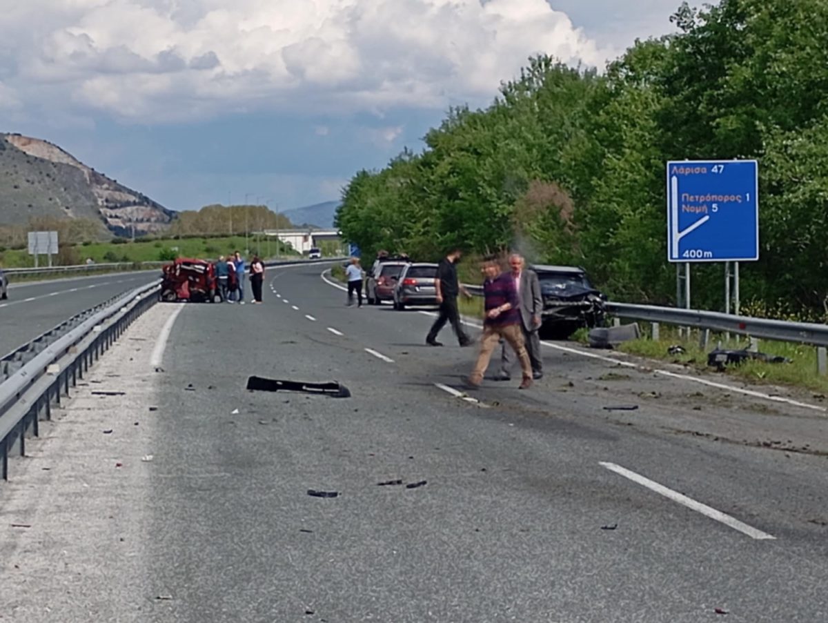 Τρίκαλα: Τροχαίο ατύχημα με σύγκρουση δύο οχημάτων – Τρεις τραυματίες, ανάμεσά τους κι ένα παιδί