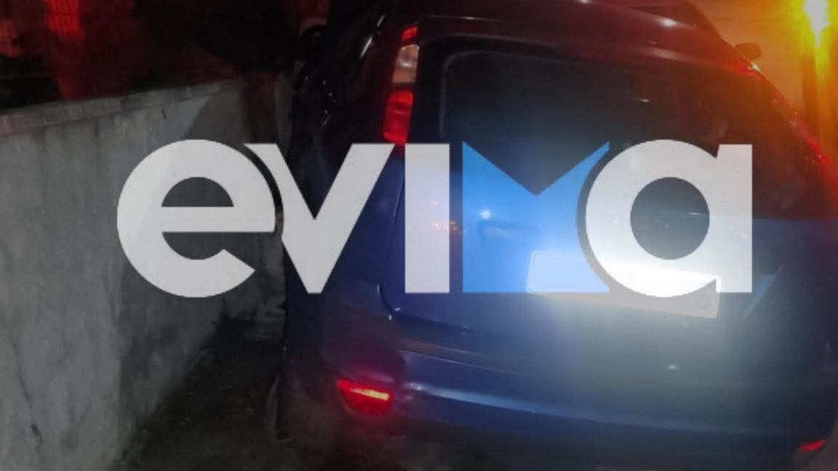 Τροχαίο στην Εύβοια: Αυτοκίνητο καρφώθηκε σε μάντρα σπιτιού στην Χαλκίδα