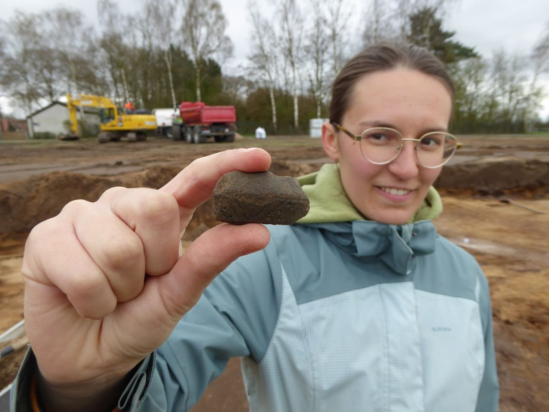 Η φοιτήτρια, Lea Rokus, η οποία εργάζεται στην ανασκαφή, δείχνει ένα όμορφα διακοσμημένο σχεδόν δύο χιλιάδων ετών θραύσμα κεραμικής.