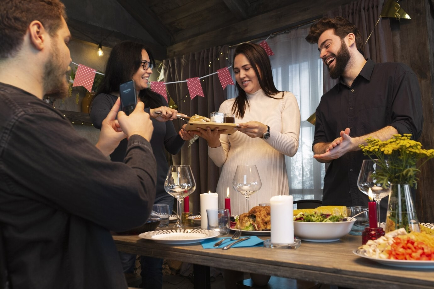 Δεν μπορεί να χωνέψει αυτό που έκανε η φίλη της στο πάρτι των γενεθλίων της - «Μας προσκάλεσε στο εστιατόριό της και έβγαλε 5.000 ευρώ από όσα παραγγείλαμε»