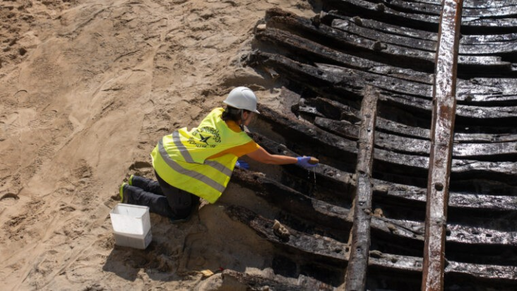 Τα υπολείμματα από το κύτος του πλοίου γύρω από την καρίνα.