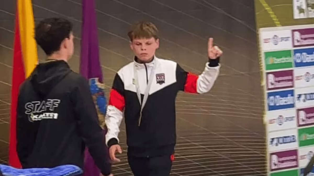 Βίντεο: 13χρονος Ουκρανός αρνήθηκε να σφίξει το χέρι Ρώσου αθλητή στο βάθρο – Η αποχώρηση από την τελετή που τον μετέτρεψε σε εθνικό ήρωα