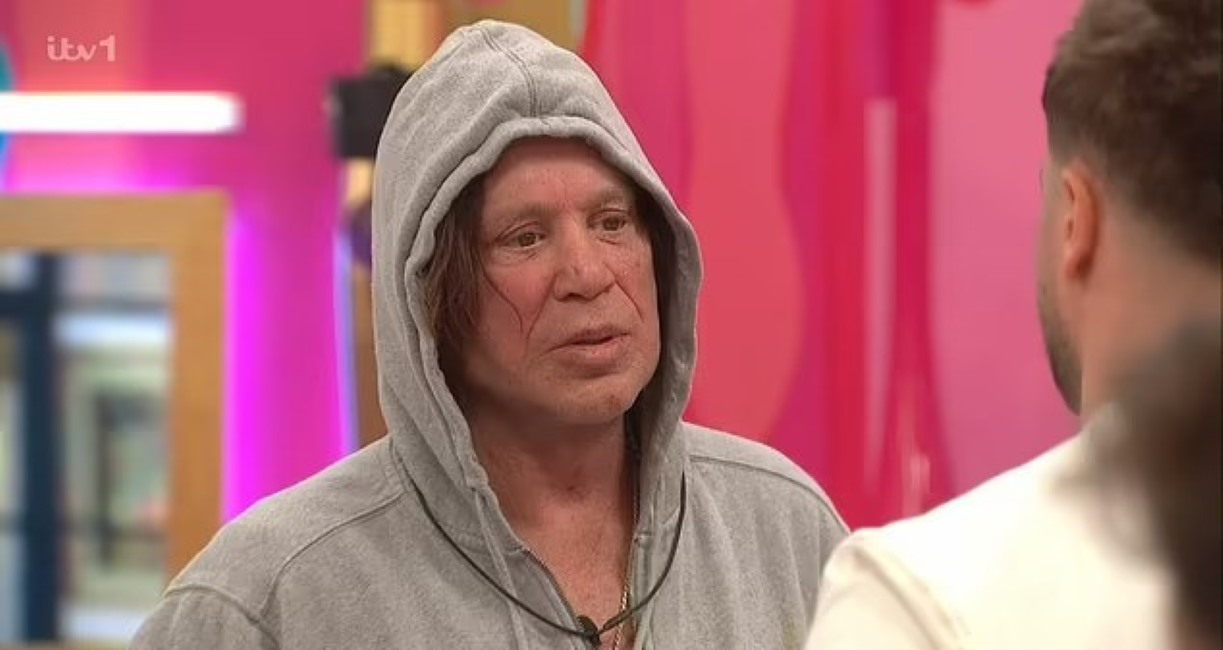 Μίκι Ρουρκ: Σάλος με το ομοφοβικό ξέσπασμα του ηθοποιού στο σπίτι του Big Brother – «Αν μείνω τέσσερις μέρες, δεν θα είσαι πια γκέι»