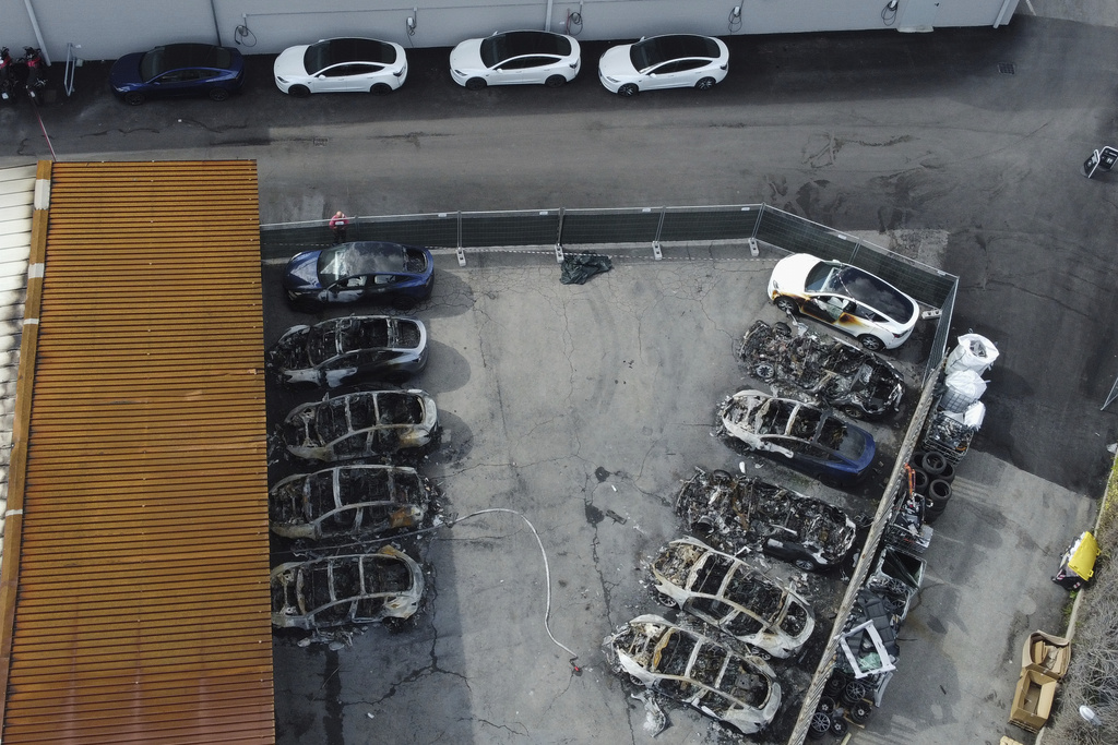 Ματέο Πιαντεντόζι: «Eπίθεση αναρχικών» η πυρπόληση 17 αυτοκινήτων σε αντιπροσωπεία της Tesla στη Ρώμη