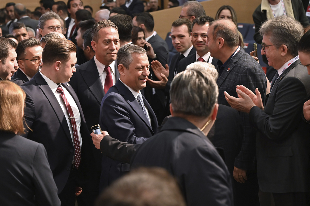 Οζγκιούρ Οζέλ.