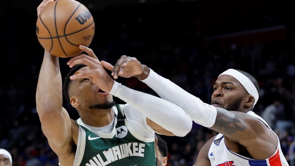 O Αντετοκούνμπο οδήγησε τους Μπακς στα playoffs με triple double – Νίκη επί των Πίστονς με 125-119 και πέμπτη θέση