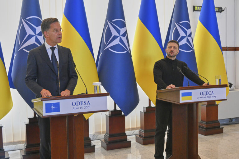 Αιφνιδιαστική επίσκεψη Ρούτε μαζί με τον Ζελένσκι στην Οδησσό – «Ακλόνητη η υποστήριξη του ΝΑΤΟ προς την Ουκρανία»