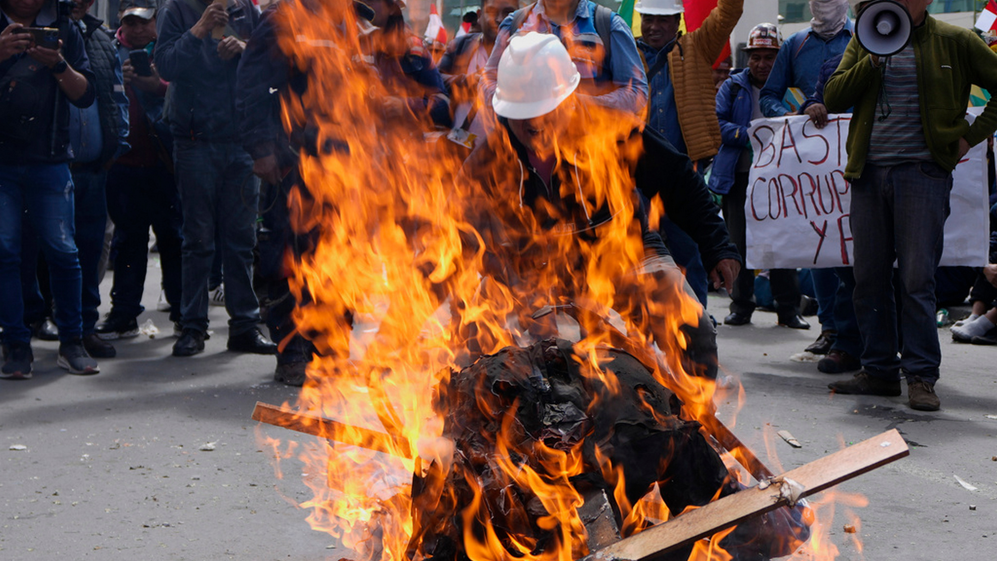 Βολιβία: Στους δρόμους χιλιάδες μεταλλωρύχοι διαδηλώνοντας για την έλλειψη καυσίμων
