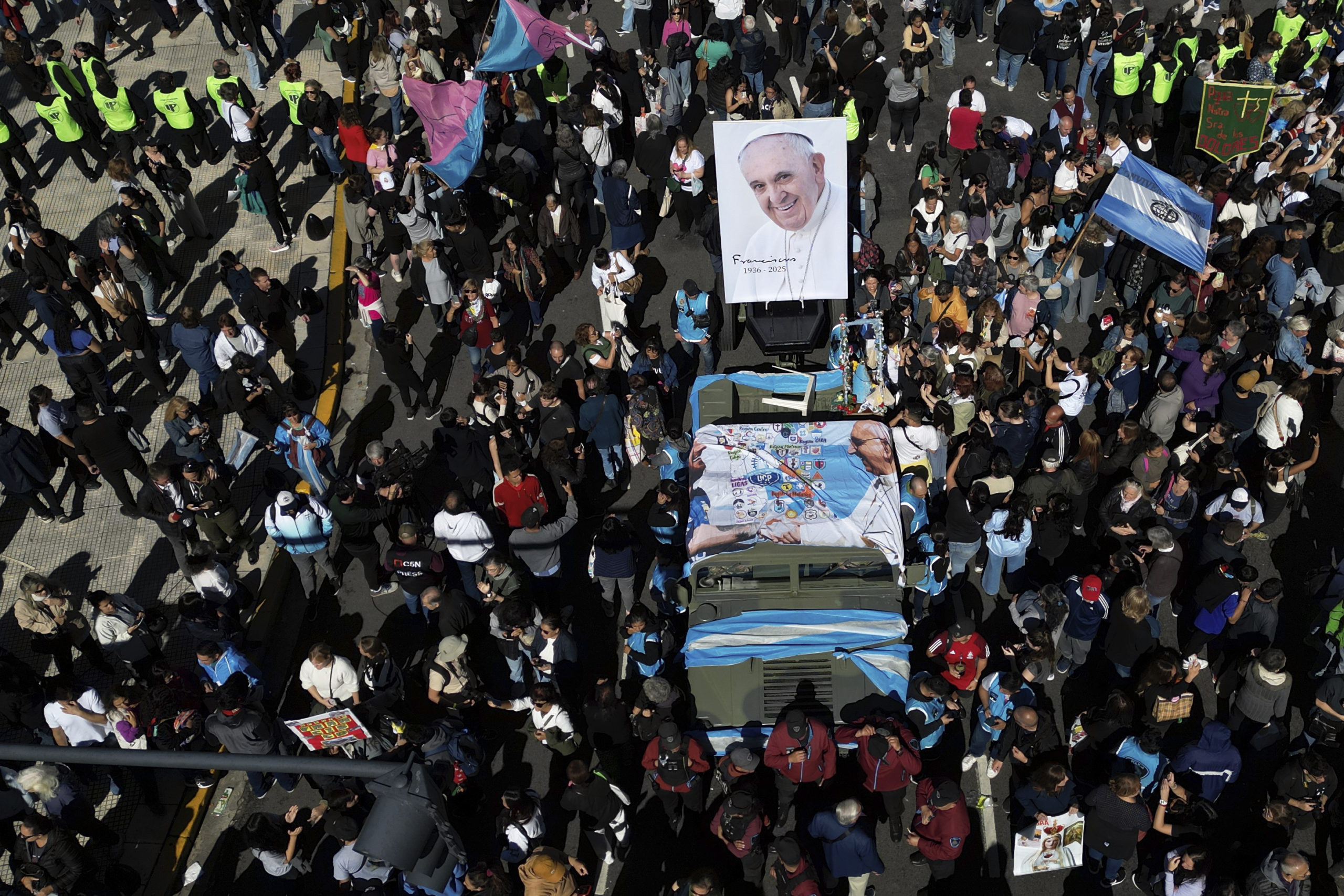 Αργεντινή: Το «ύστατο χαίρε» στον Πάπα Φραγκίσκο – Πλήθος κόσμου στην κεντρική πλατεία του Μπουένος Άιρες