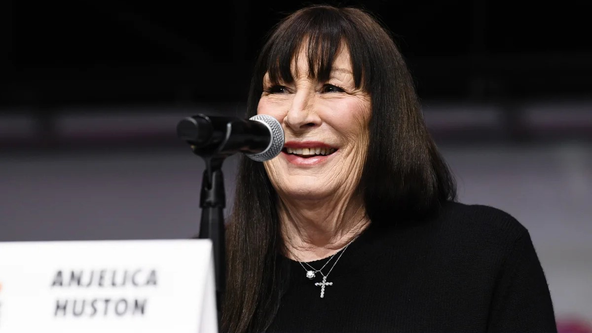 Αντζέλικα Χιούστον: Η εξομολόγηση της ηθοποιού για την μάχη της με τον καρκίνο