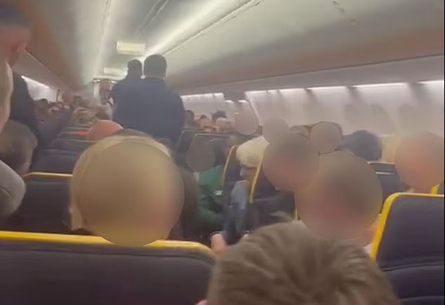 Ρόδος: Μεθυσμένος επιβάτης προκάλεσε αναστάτωση στην καμπίνα – Έβριζε το πλήρωμα και τον συνέλαβε η αστυνομία στην προσγείωση