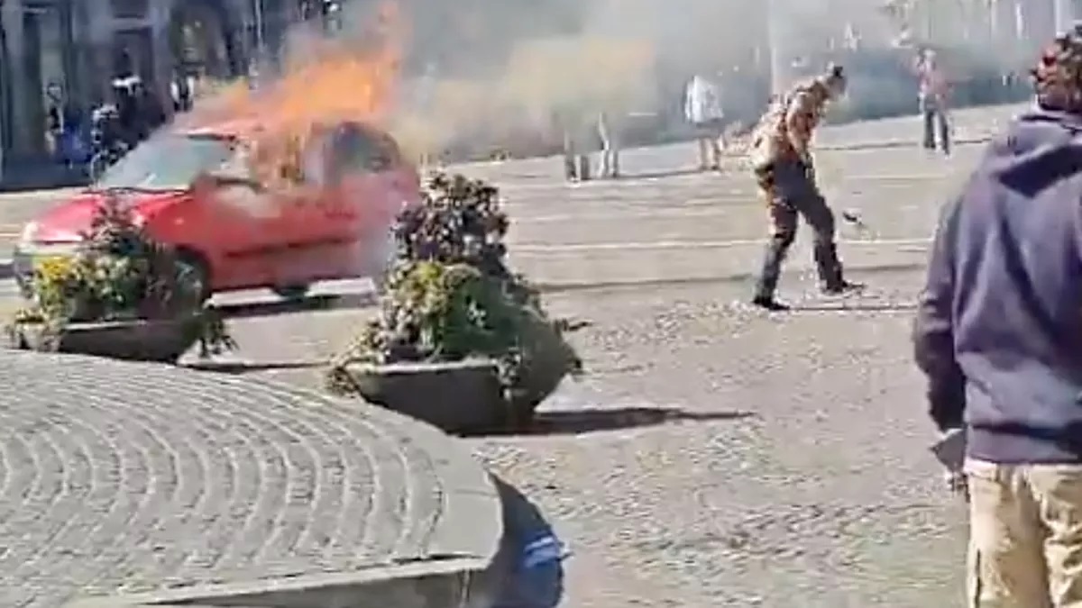 Ολλανδία: Αυτοκίνητο έπιασε φωτιά στο κεντρικό Άμστερνταμ έπειτα από έκρηξη – Τι λέει η αστυνομία