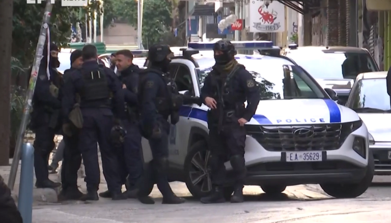 Επιχείρηση της ΕΛ.ΑΣ. στα Εξάρχεια σε υπό κατάληψη κτίριο