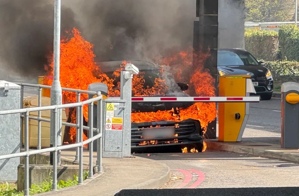 Βρετανία: Αυτοκίνητο τυλίχτηκε στις φλόγες στο αεροδρόμιο Γκάτγουικ