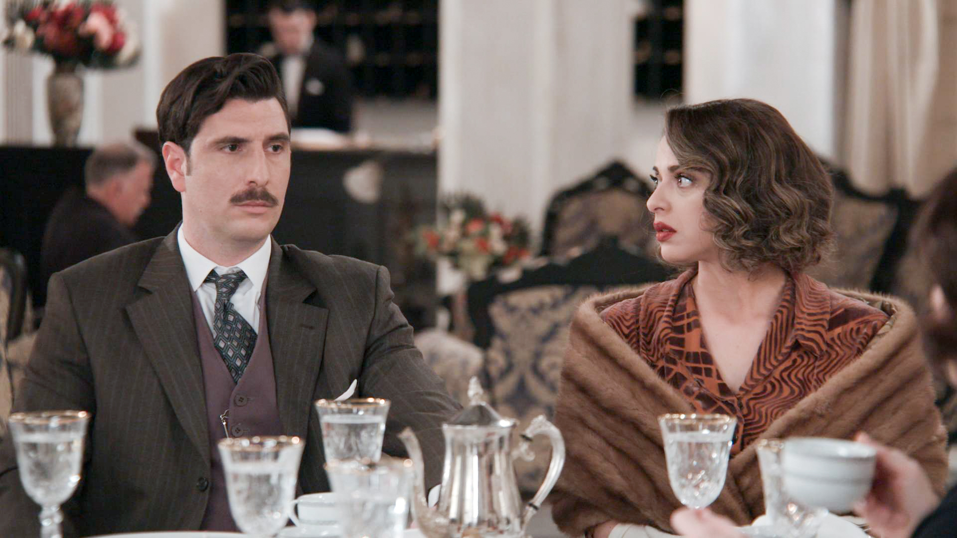 Grand Hotel: Ρήγας και Εριέττα αλληλοκατηγορούνται για τον φόνο της μητέρας του