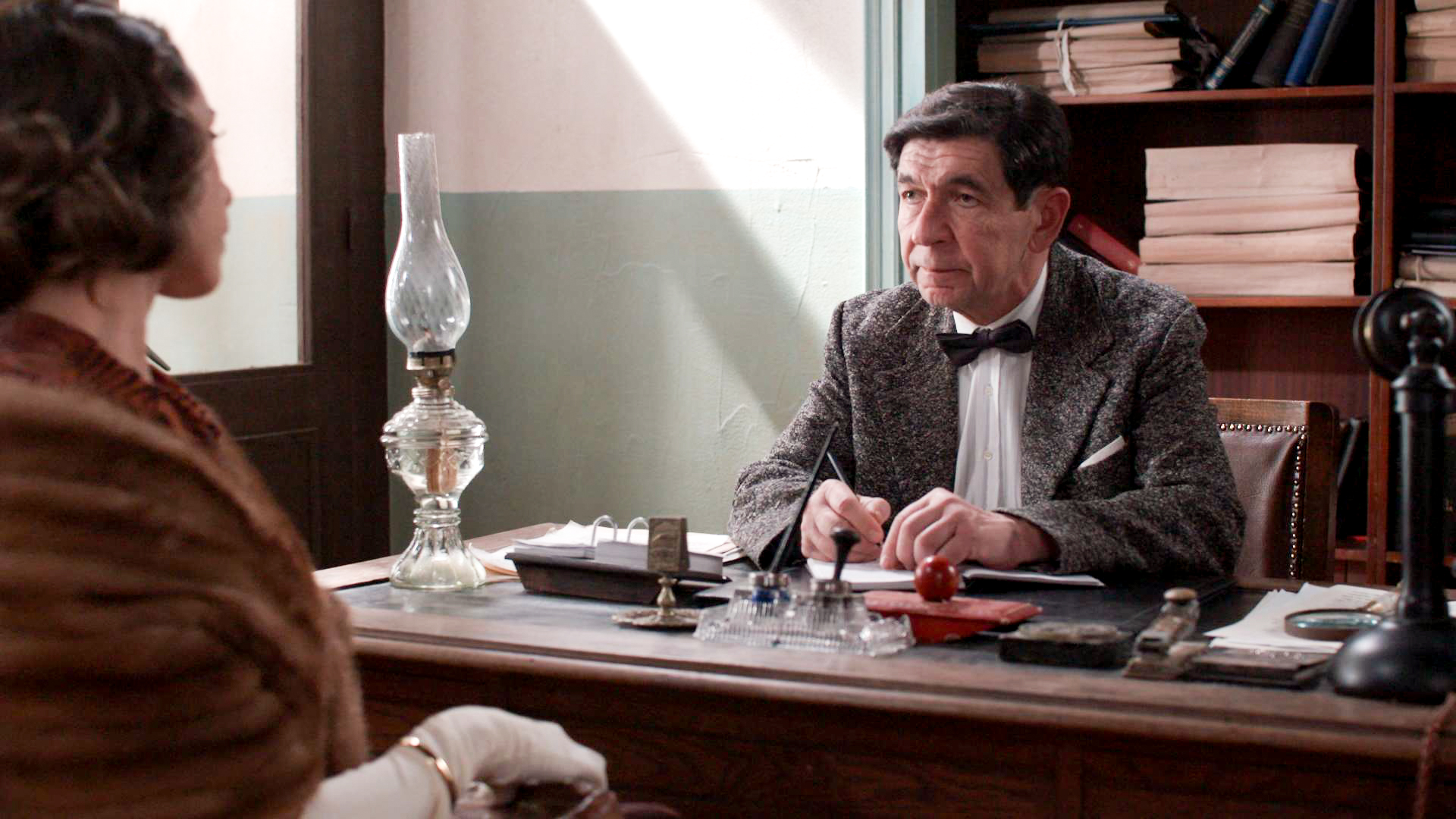 Grand Hotel: Ο αστυνόμος Κομνηνός αρχίζει να υποψιάζεται την κρυφή ταυτότητα του Ρήγα