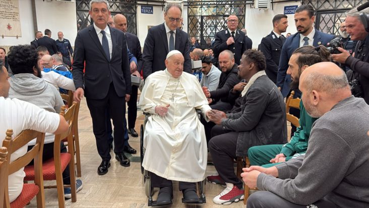 Πάπας Φραγκίσκος: Επισκέφθηκε για μισή ώρα τις φυλακές Ρετζίνα Τσέλι της Ρώμης