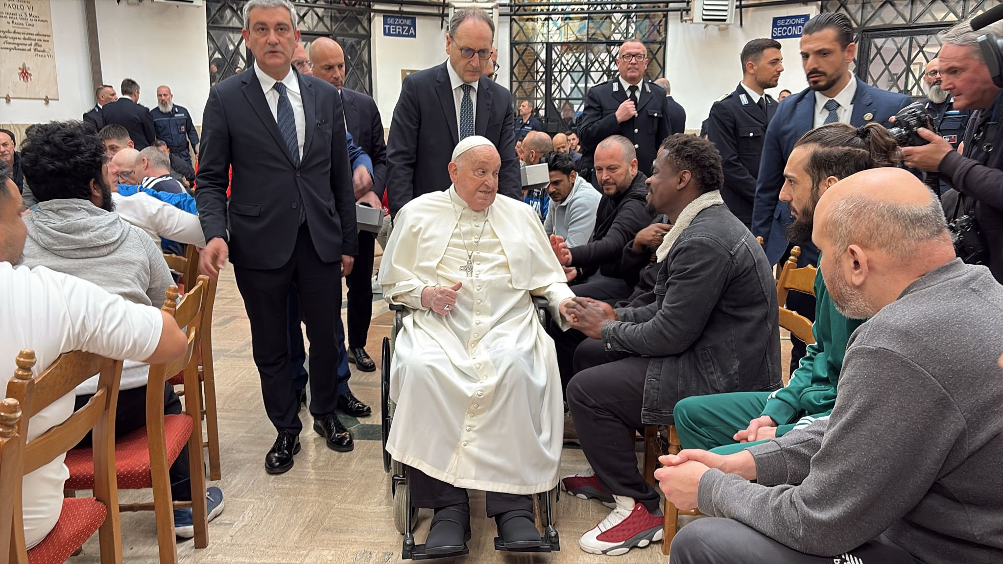 Πάπας Φραγκίσκος: Επισκέφθηκε για μισή ώρα τις φυλακές Ρετζίνα Τσέλι της Ρώμης