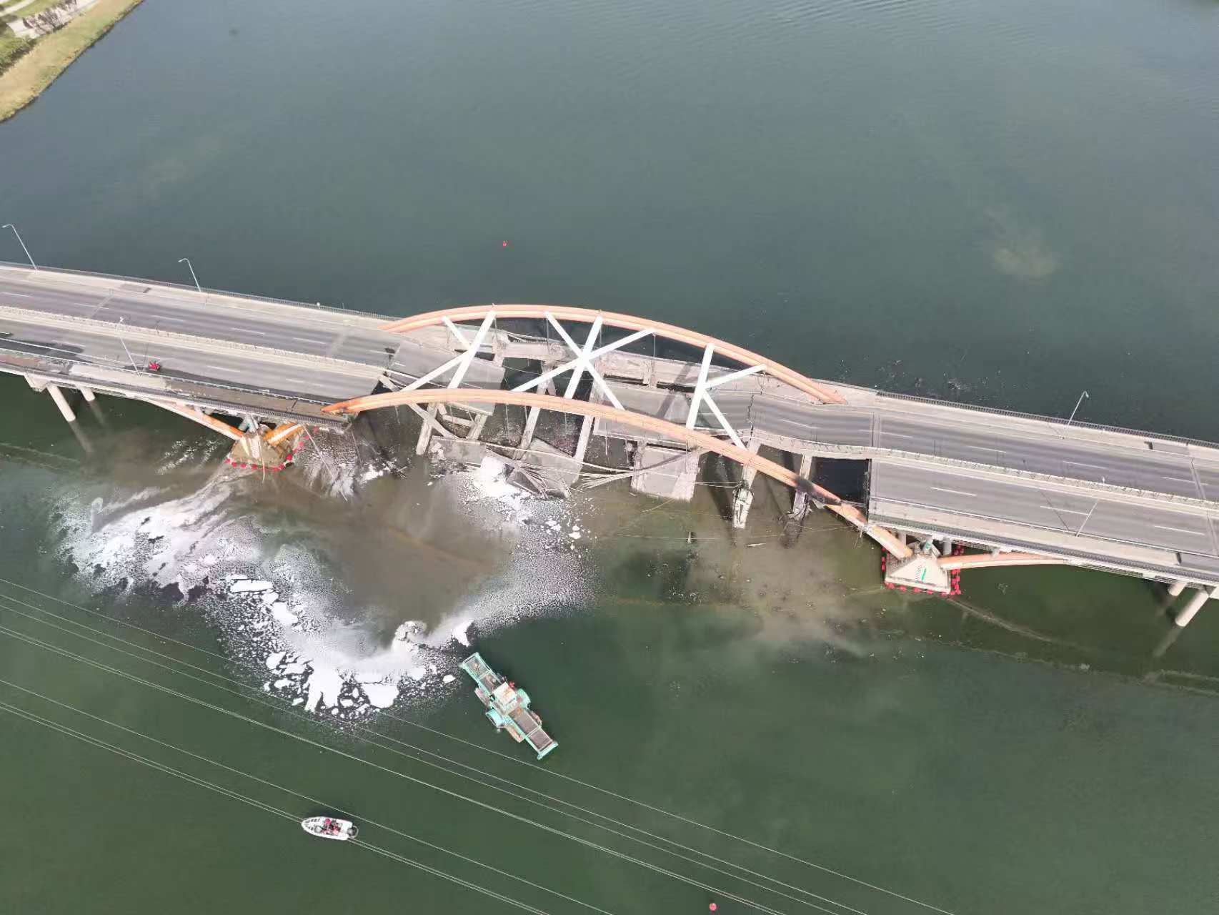 Βίντεο: Κατέρρευσε γέφυρα στο Πεκίνο έπειτα από φωτιά