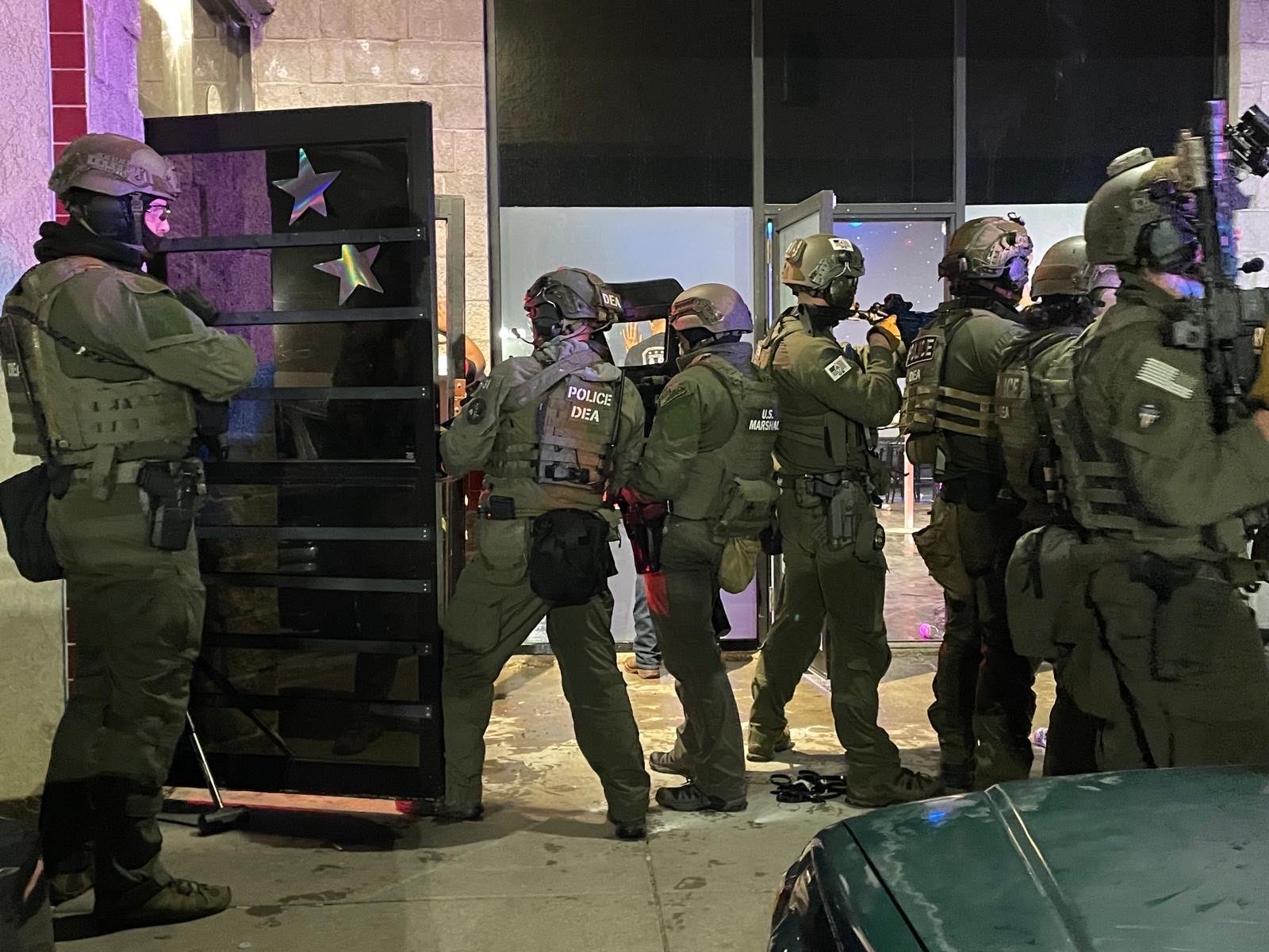 Βίντεο από τη σύλληψη 100 παράτυπων μεταναστών σε μεγάλη αστυνομική επιχείρηση σε κλαμπ του Κολοράντο – Ενδέχεται να απελαθούν