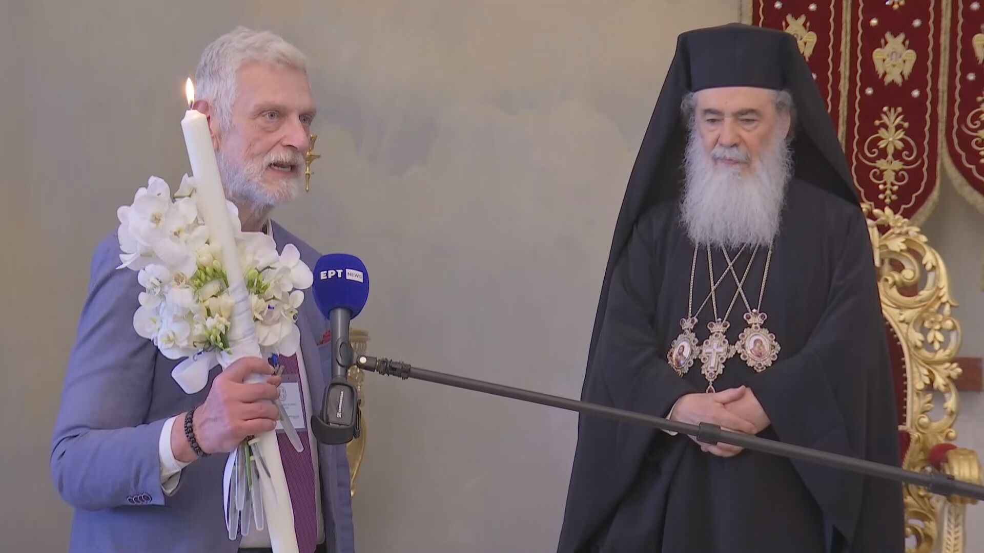 Η παράδοση του Αγίου Φωτός στην ελληνική αποστολή από τον Πατριάρχη Ιεροσολύμων Θεόφιλο Γ’ – ΒΙΝΤΕΟ