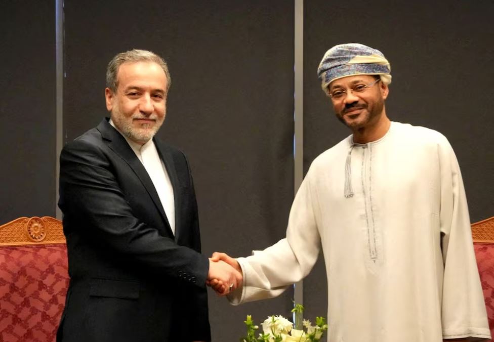 Άρχισαν οι συνομιλίες ΗΠΑ-Ιράν στο Ομάν – Συζητούν αποκλιμάκωση εντάσεων, ανταλλαγή κρατουμένων και στο βάθος συμφωνίες για το πυρηνικό πρόγραμμα