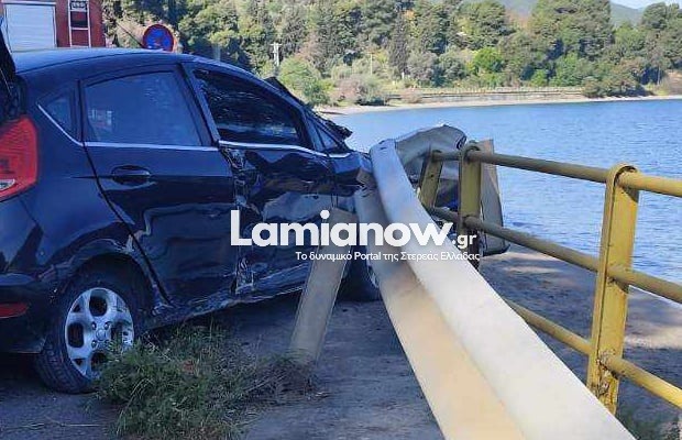 Τροχαίο στα Καμένα Βούρλα: Αυτοκίνητο προσέκρουσε στις προστατευτικές μπάρες – Εικόνες από το σημείο του ατυχήματος