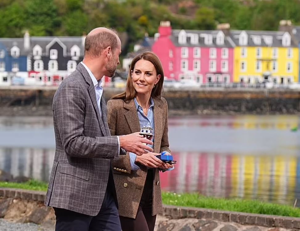 Κέιτ Μίντλετον: Με νέα, καλοκαιρινή κόμμωση στο ειδυλλιακό διήμερο με τον πρίγκιπα Ουίλιαμ για τα 14 χρόνια γάμου