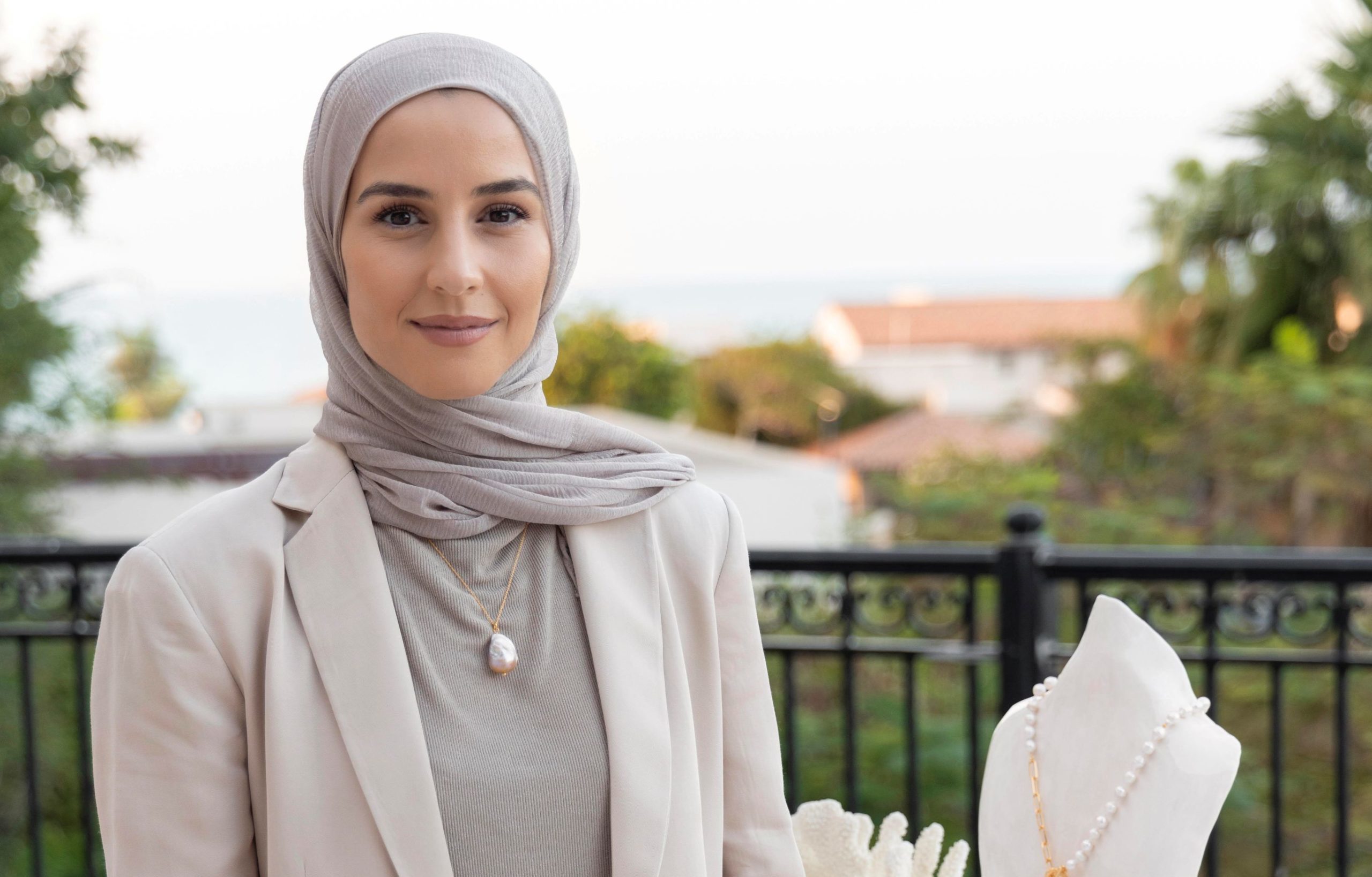 Από το Λονδίνο στην Καβάλα: Η νέα ζωή της Νουρ στη βόρεια Ελλάδα και τα κοσμήματά της που ταξιδεύουν σε όλο τον κόσμο