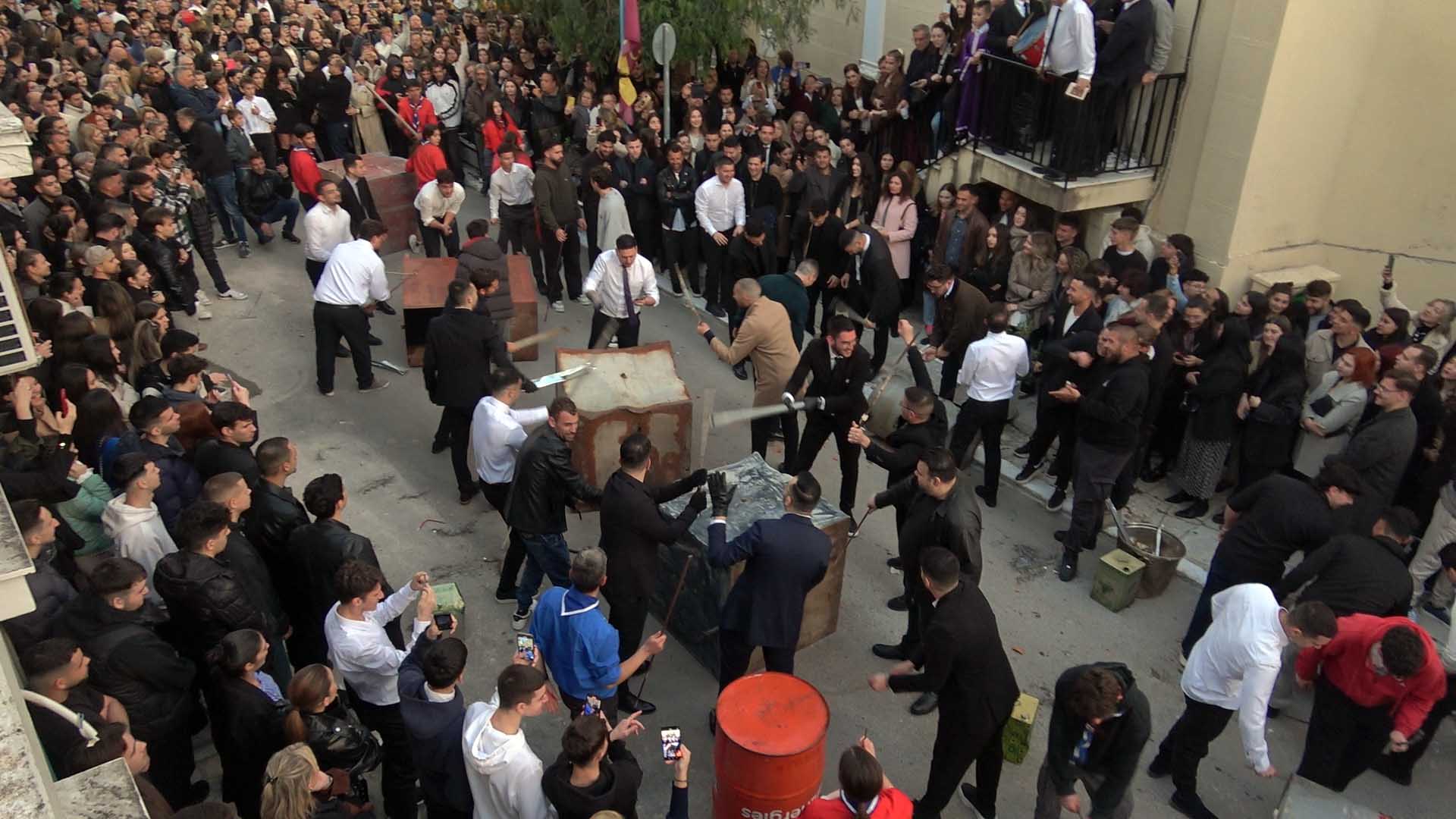 Ζάκυνθος: Ο «σεισμός» της Πρώτης Ανάστασης – Βίντεο από το πασχαλινό έθιμο