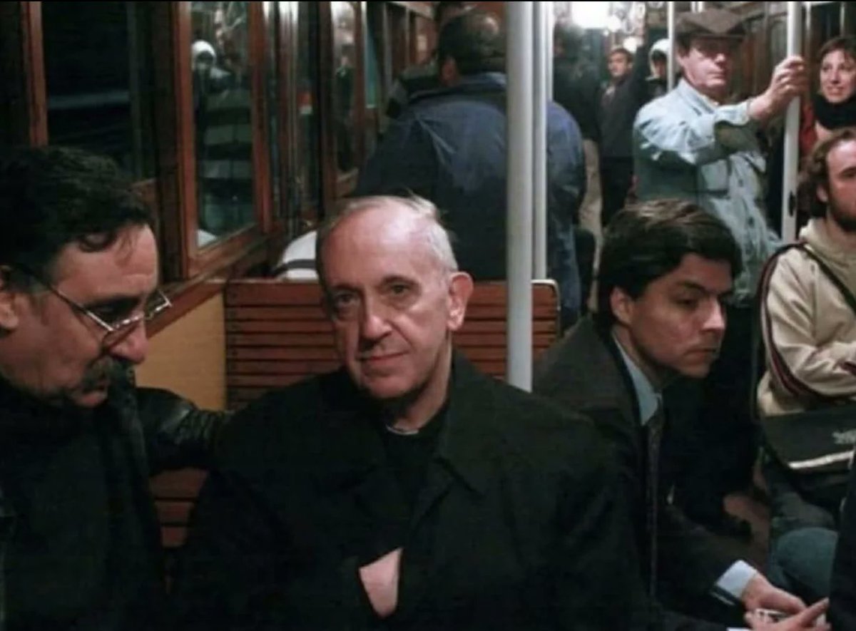 Ο Πάπας Φραγκίσκος όταν ήταν καρδινάλιος Μπεργκόλιο, στο μετρό του Μπουένος Άιρες.