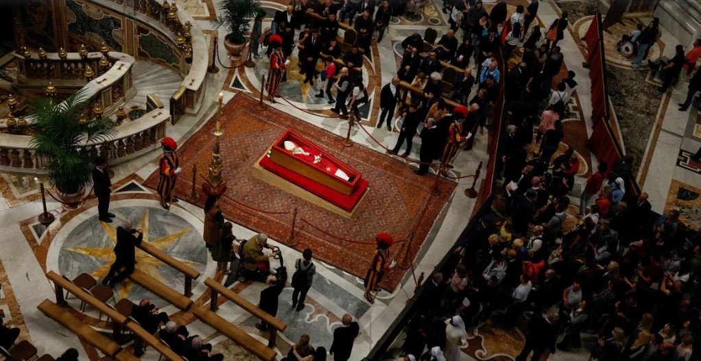 Πάπας Φραγκίσκος: Βήμα – βήμα η τελετή από το σφράγισμα του φέρετρου ως την ταφή – Ομάδα «φτωχών και άπορων» θα τον περιμένει στην Σάντα Μαρία Ματζιόρε