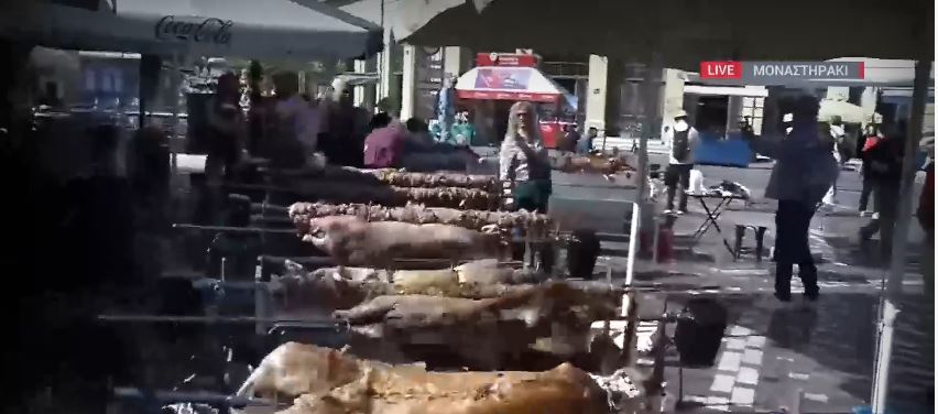 Κυριακή του Πάσχα: Γυρίζουν οι σούβλες και στο κέντρο της Αθήνας – Δείτε βίντεο