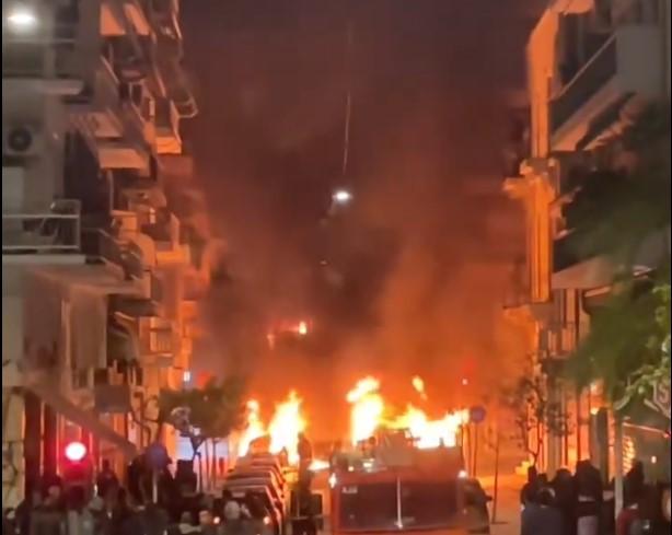 Νύχτα έντασης στα Εξάρχεια: Κάηκαν αυτοκίνητα και κάδοι απορριμμάτων – Σε 72 προσαγωγές προχώρησε η ΕΛ.ΑΣ.