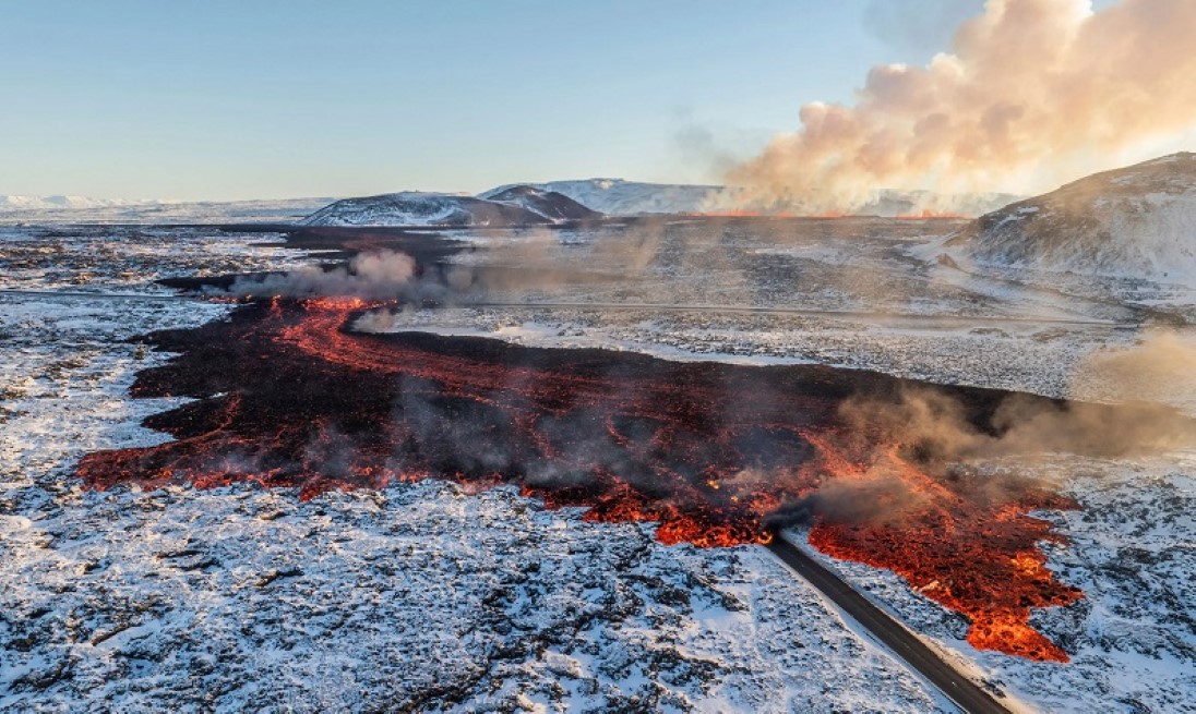 Ισλανδία: Έκλυση ηφαιστειακού μάγματος έπειτα από εκατοντάδες μικρούς σεισμούς – Εκκενώνονται θέρετρα και κατοικημένες περιοχές