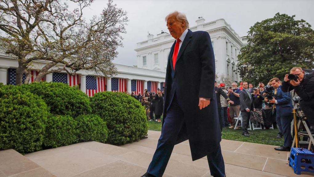 Τραμπ: Βάζει τις χώρες σε κούρσα προσφορών προς τις ΗΠΑ για να αποφύγουν τους δασμούς – Ανάλυση των Financial Times