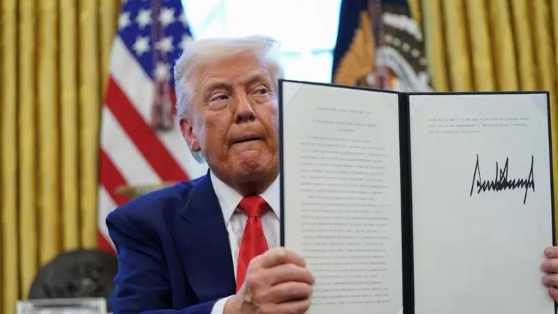 Τραμπ: «Πάμε πολύ καλά με τους δασμούς» – Η ανάρτηση λίγο πριν ανοίξει το Χρηματιστήριo δεν κατόρθωσε να συγκρατήσει την πτώση