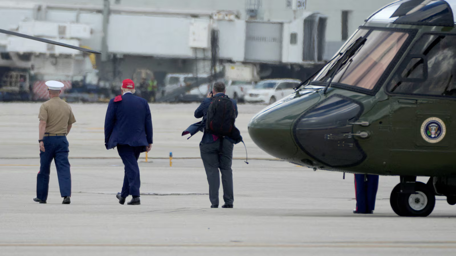 Η «Οδύσσεια» του Τραμπ: Σε περίπου 30 λεπτά χρησιμοποίησε τρία προεδρικά αεροσκάφη – Είχαν σκάσει τα λάστιχα του ελικοπτέρου Marine One