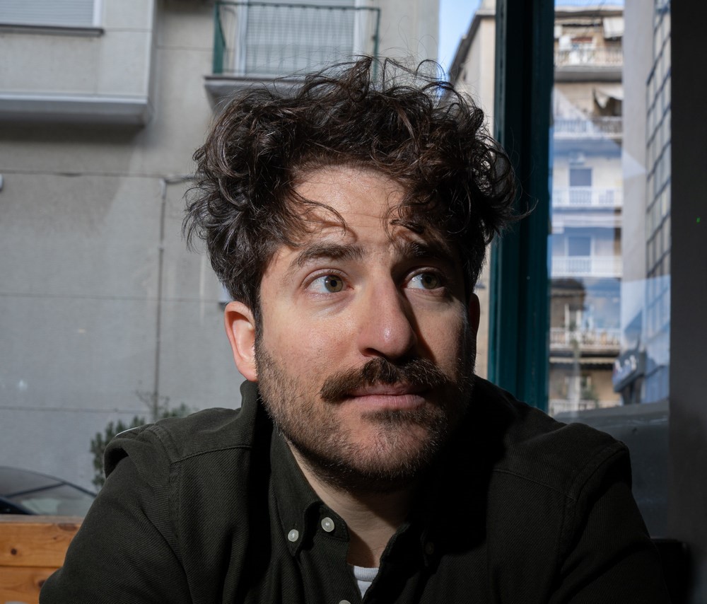 Νικόλας Ανδρουλάκης στο enikos.gr: «Έχουμε μπουχτίσει στις γλαφυρές πιασάρικες ξεπέτες οπτικοποίησης των βιογραφιών»