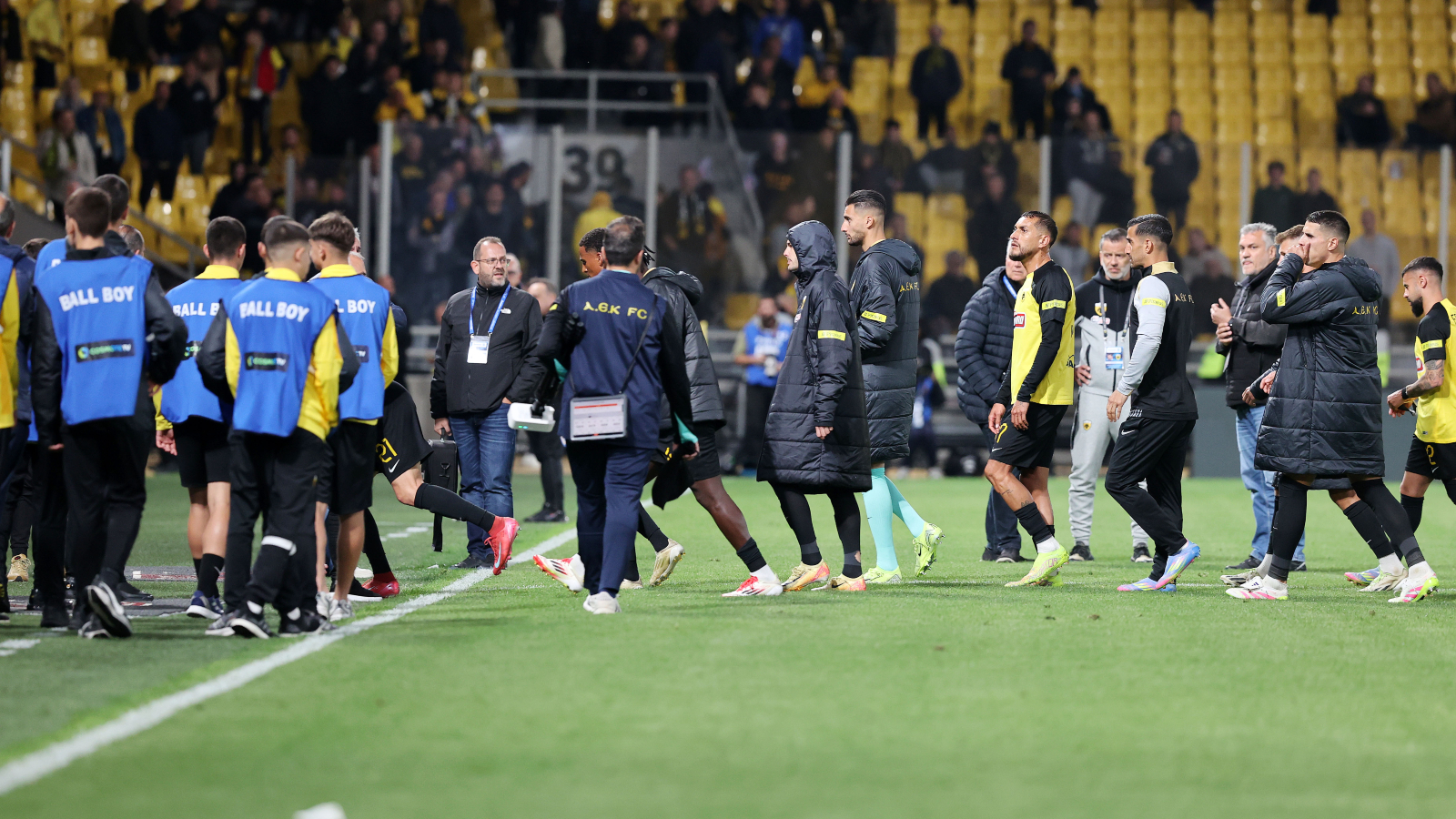 Super League: Έντονες αντιδράσεις των οπαδών της ΑΕΚ στα επίσημα της «OPAP Arena» και αποδοκιμασίες κατά Ηλιόπουλου