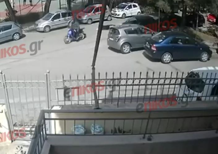 Αγία Παρασκευή: Βίντεο με 43χρονο τσαντάκια – Έσερνε τα θύματά του