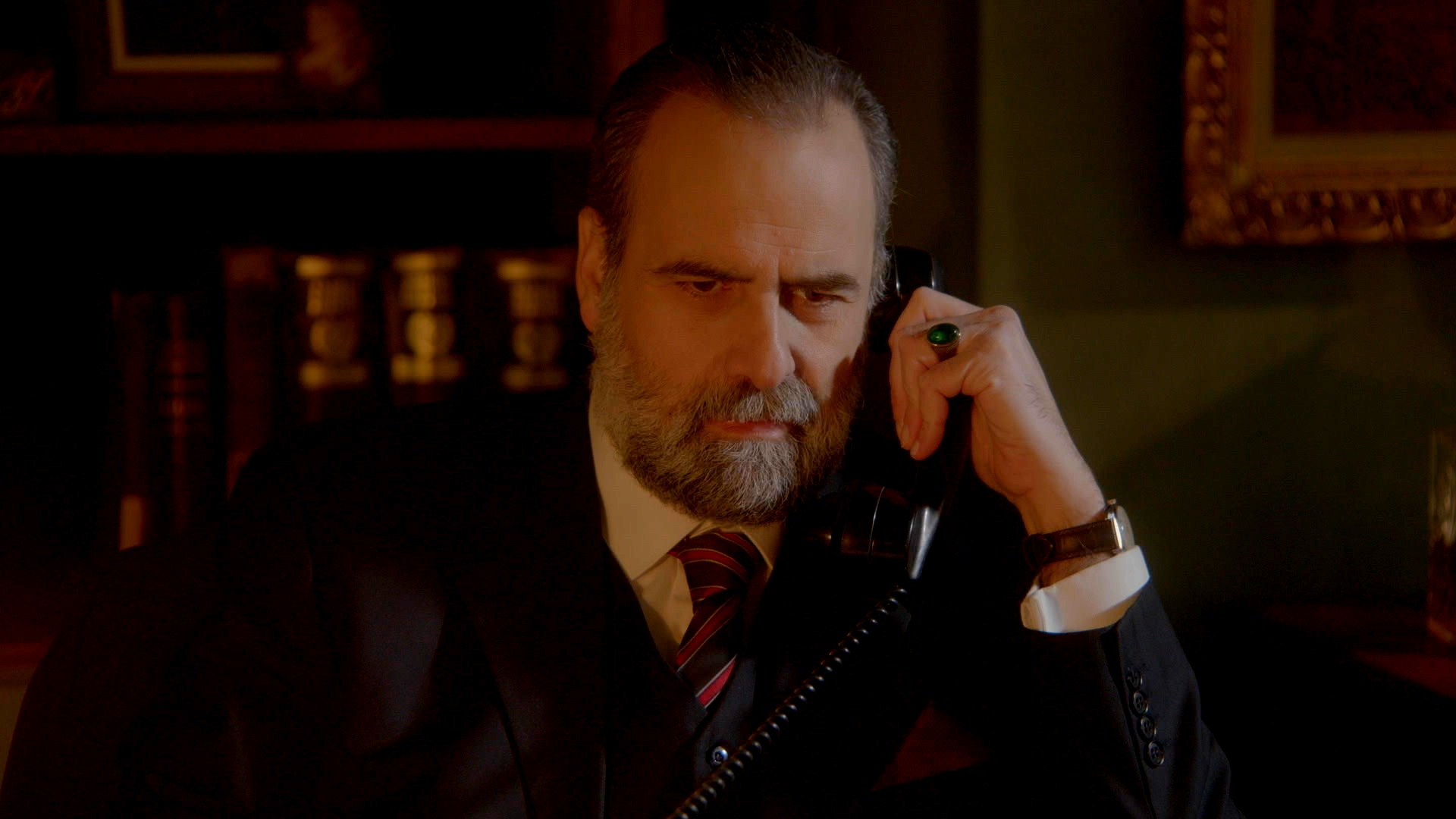 Άγιος έρωτας: Ο Μπάμπης εκβιάζει τον Μαρκόπουλο