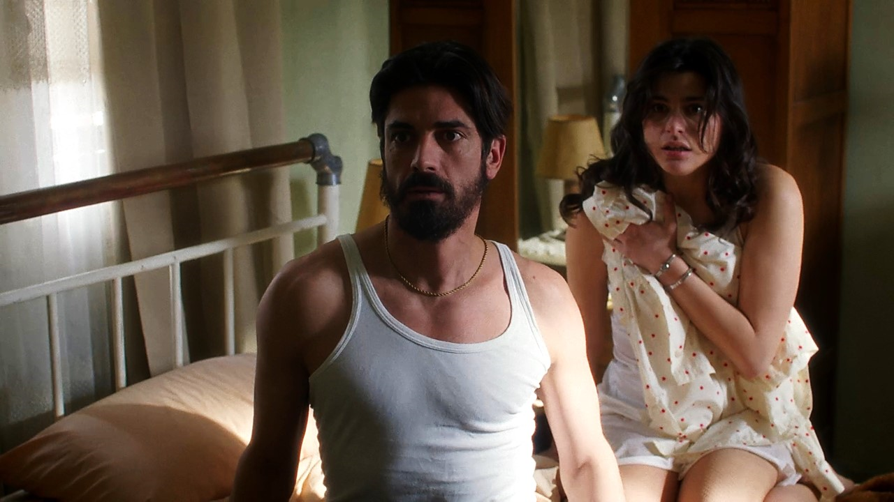 Άγιος έρωτας: Η Πετρούλα βρίσκει το γιο της με την Χλόη στο κρεβάτι