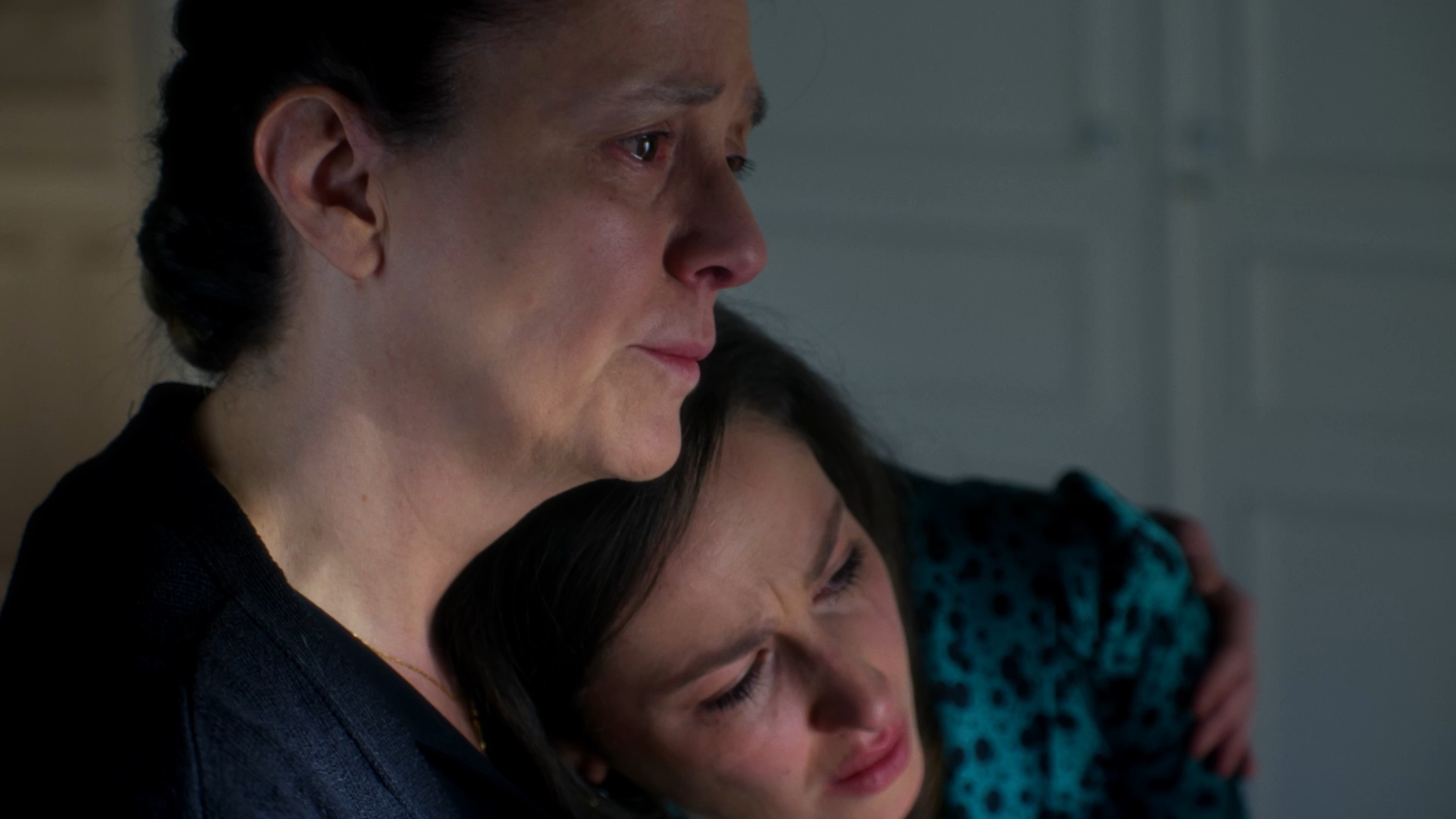 Άγιος έρωτας: Η Σοφία μιλά στην Πετρούλα για τον βιασμό της