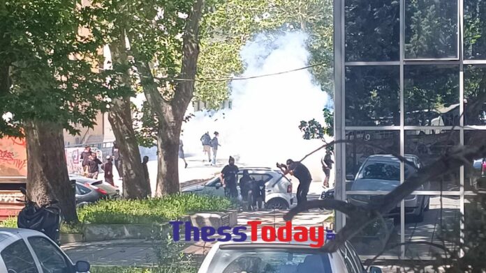 ΑΠΘ: Ένταση μετά την ανακατάληψη στο στέκι του Φυσικού – Έπεσαν κρότου λάμψης και δακρυγόνα