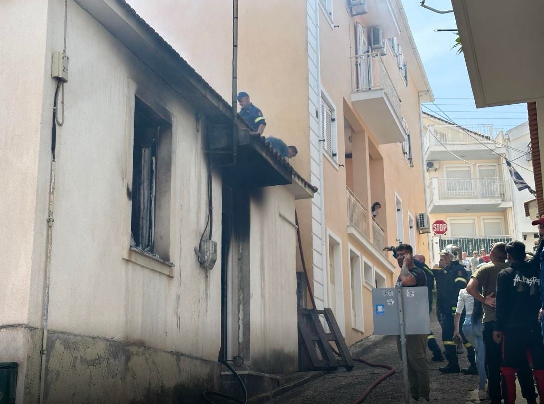 Κεφαλονιά: Φωτιά κατέστρεψε ολοσχερώς σπίτι στο Αργοστόλι – Απεγκλωβίστηκε μια οικογένεια – ΦΩΤΟ