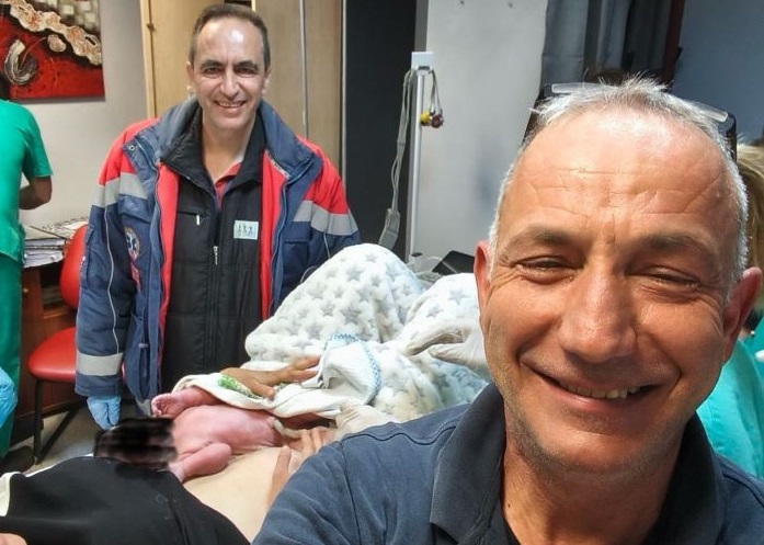 Το θαύμα του Πάσχα: Γυναίκα γέννησε ένα υγιέστατο κοριτσάκι μέσα σε ασθενοφόρο – ΦΩΤΟ